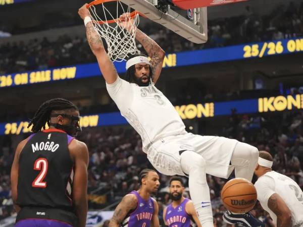 Anthony Davis (kanan) mencatatkan triple-double saat Dallas Mavericks meraih kemenangan telak 124-102 atas tim tamu Toronto Raptors pada hari Jumat (11/4) malam. (Foto: AP)