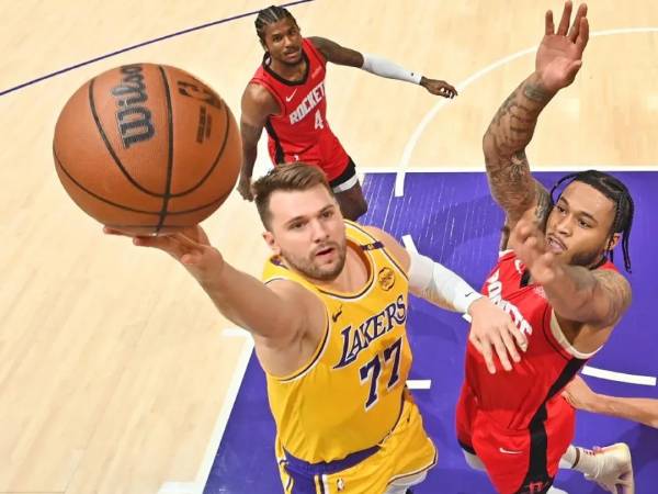 Luka Doncic (kiri) mencetak 39 poin saat Los Angeles Lakers meraih kemenangan 140-109 atas tim tamu Houston Rockets pada Jumat (11/4) malam. (Foto: AP)