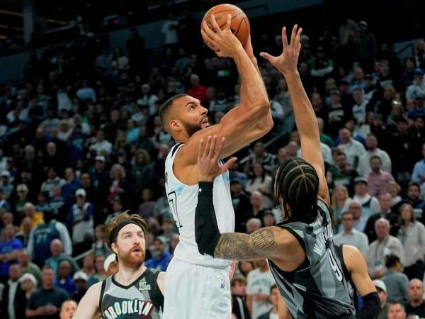 Rudy Gobert (tengah) mencetak 35 poin saat Minnesota Timberwolves mengalahkan tim tamu Brooklyn Nets 117-91 pada Jumat (11/4) malam. (Foto: AP)