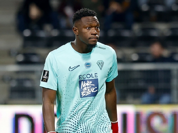 Manchester United dan Chelsea tertarik dengan kiper Angers, Yahia Fofana