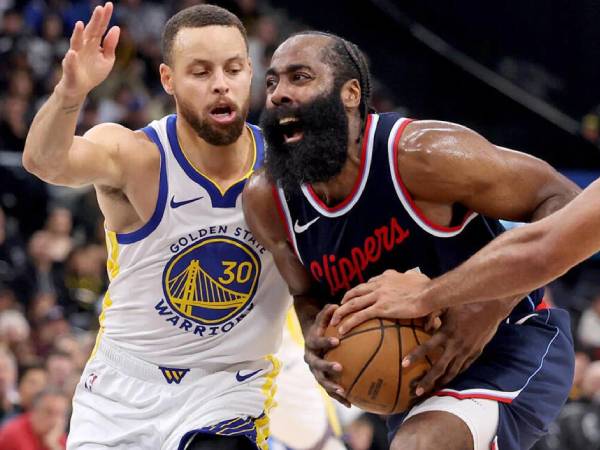 James Harden (kanan) mencetak 39 poin saat Los Angeles Clippers meraih kemenangan 124-119 atas Golden State Warriors pada Minggu (13/4) sore. (Foto: AP)