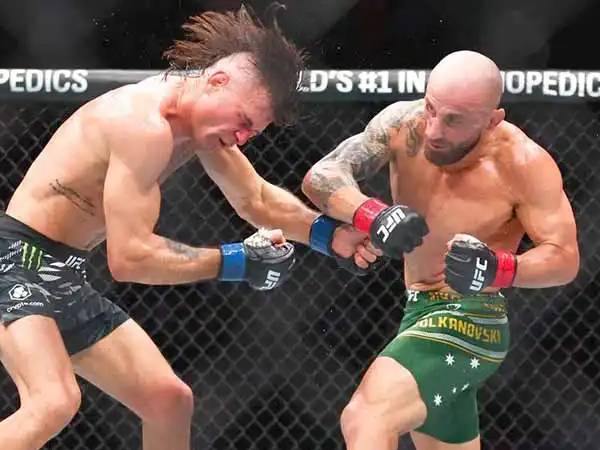 Alexander Volkanovski (kanan) mengungguli Diego Lopes. (Foto: Fight TV)