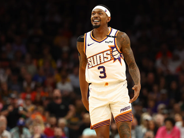 Mike Budenholzer minta Bradley Beal bermain seperti Jrue Holiday.