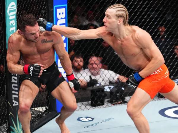 Paddy Pimblett (kanan) mengalahkan favorit Michael Chandler. (Foto: Fight TV)