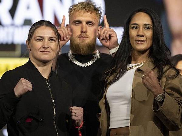 Amanda Serrano (kanan) dan Katie Taylor. (Foto: Fight TV)