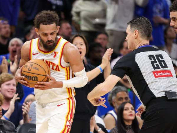 Trae Young (kiri) bereaksi setelah diusir wasit dalam pertandingan Atlanta Hawks-Orlando Magic pada Selasa (15/4). (Foto: AP)
