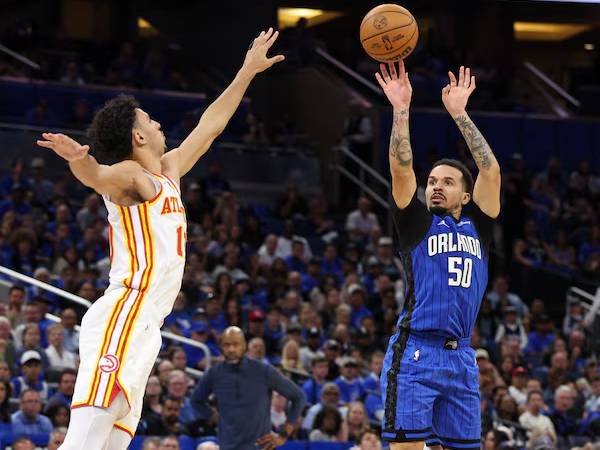 Cole Anthony (kanan) mencetak 26 poin saat Orlando Magic meraih kemenangan 120-95 atas tim tamu Atlanta Hawks pada Selasa (15/4) malam dalam pertandingan play-in Wilayah Timur. (Foto: AP)