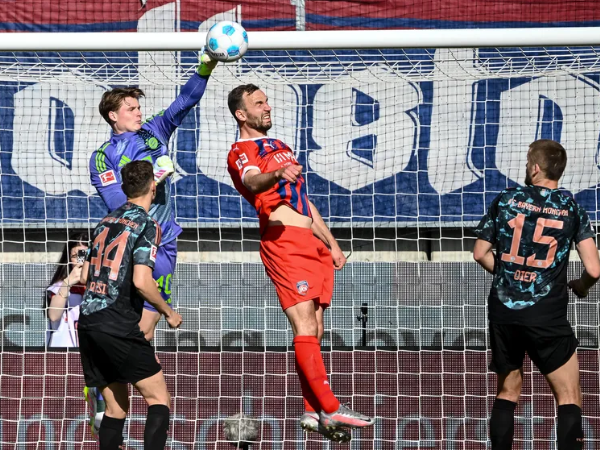 Jonas Urbig Bahagia Bisa Catat Clean Sheet Saat Bayern Lawan Heidenheim