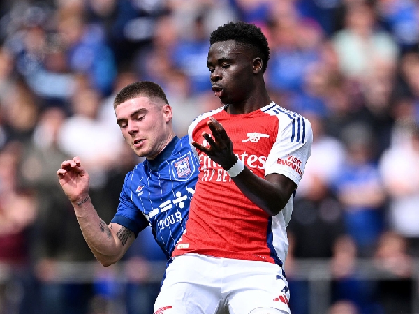 Bukayo Saka mendapat pelanggaran serius dari Leif Davis