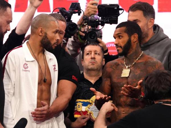 Chris Eubank Jr (kiri) dan Conor Benn berhadapan saat acara timbang badan jelang pertarungan. (Foto: Fight TV)