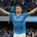 Scott McTominay Rayakan Kemenangan Napoli Bersama Ikon Klub