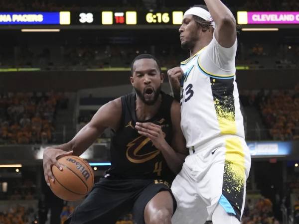 Bintang Cavaliers Evan Mobley (kiri) tampil luar biasa setelah kembali dari absen di game 2 akibat keseleo pergelangan kaki kiri yang parah. (Foto: AP)