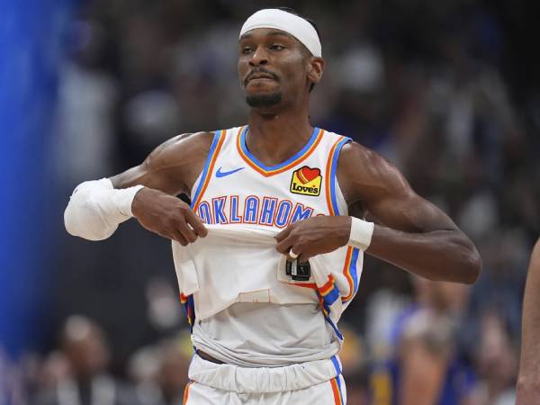 Bintang OKC Thunder Shai Gilgeous-Alexander meninggalkan lapangans etelah Game 2 versus Nuggets. (Foto: AP)