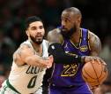 LeBron James Turut Doakan Jayson Tatum Cepat Sembuh