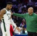 Dwight Howard Sarankan Giannis Antetokounmpo Bertahan di Bucks