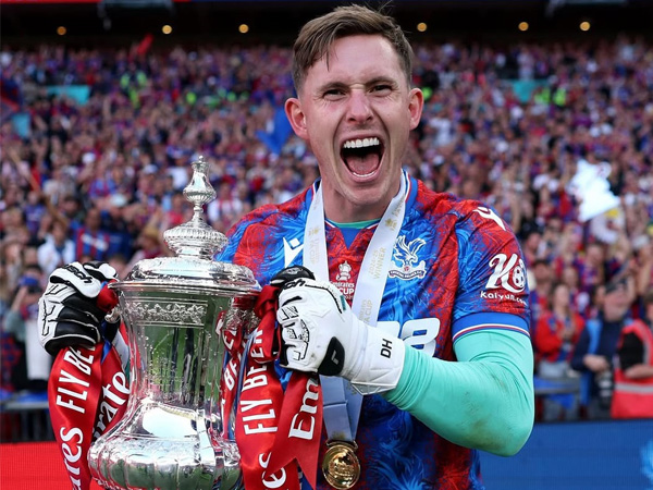 Dean Henderson Persembahkan Trofi Piala FA Bagi Sang Ayah