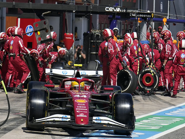 Carlos Sainz Jr Maklumi Kesulitan Adaptasi Dari Lewis Hamilton