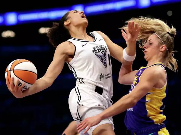Janelle Salaun (kiri) mencetak 18 poin saat Golden State Valkyries meraih kemenangan tandang 82-73 atas Los Angeles Sparks pada Jumat (23/5) malam. (Foto: AP)