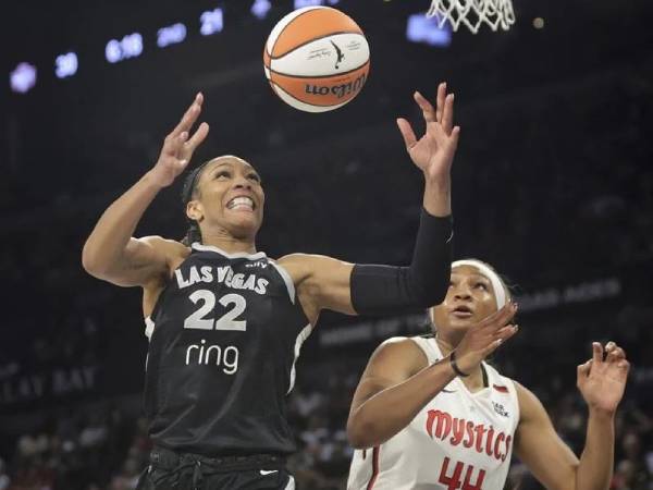 A'ja Wilson (kiri) mencetak 15 poin saat Las Vegas Aces meraih kemenangan 75-72 atas tim tamu Washington Mystics. (Foto: AP)