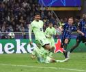 Hansi Flick Yakin Ronald Araujo Akan Bertahan di Barcelona