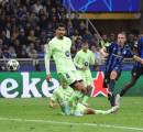 Hansi Flick Yakin Ronald Araujo Akan Bertahan di Barcelona