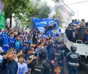 Kota Bandung Membiru, Ribuan Bobotoh Kawal Pawai Persib