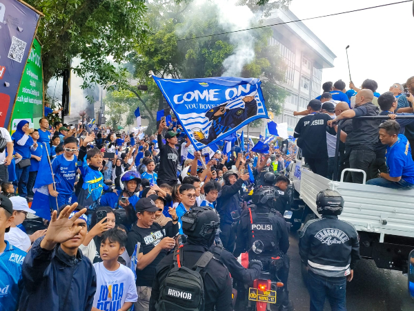 Persib menggelar pawai dan ribuan Bobotoh turun ke jalan