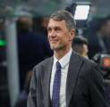 Seorang Penggemar Ditegur Petugas Saat Kenakan Jersey Paolo Maldini