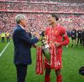 Alan Hansen Serahkan Trofi, Virgil van Dijk yang Minta Langsung