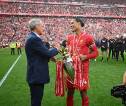 Alan Hansen Serahkan Trofi, Virgil van Dijk yang Minta Langsung
