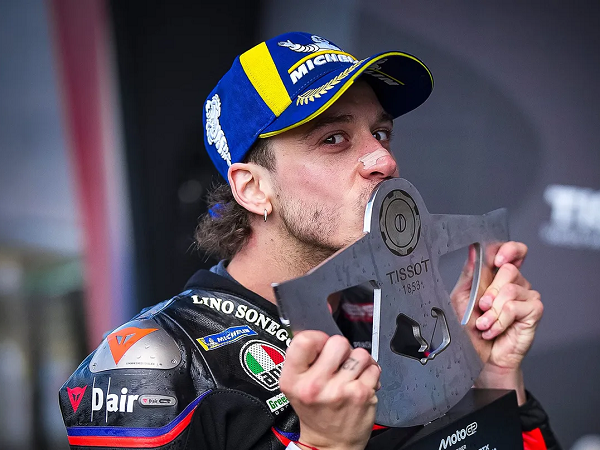 Marco Bezzecchi sumringah bisa petik kemenangan di GP Inggris.