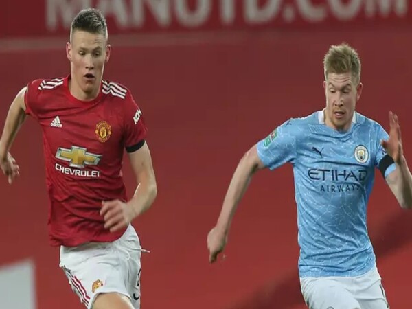 Duet Scott McTominay dan Kevin De Bruyne di Napoli musim depan semakin dekat terwujud, setelah Presiden Il Partenopei mengaku sudah berkomunikasi langsung dengan gelandang asal Belgia tersebut / via Getty Images