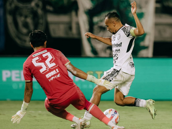 Irfan Jaya di laga kontra Persebaya Surabaya