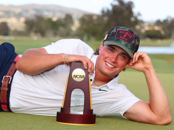 Michael La Sasso berpose dengan trofi NCAA sebagai juara individu golf putra. (Foto: Golf Digest)