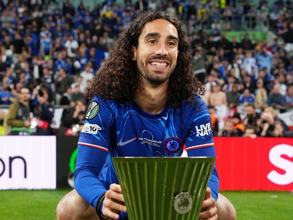 Marc Cucurella Dedikasikan Trofi Conference League untuk Fans Chelsea