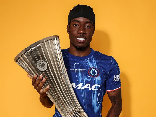 Noni Madueke mengangkat trofi Conference League bersama Chelsea