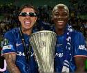 Moises Caicedo Bahagia Angkat Trofi Conference League bersama Chelsea