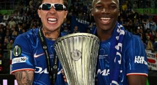 Moises Caicedo Bahagia Angkat Trofi Conference League bersama Chelsea