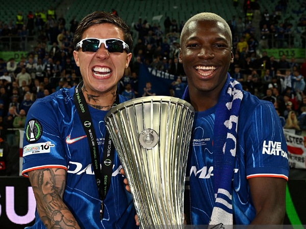 Moises Caicedo Bahagia Angkat Trofi Conference League bersama Chelsea