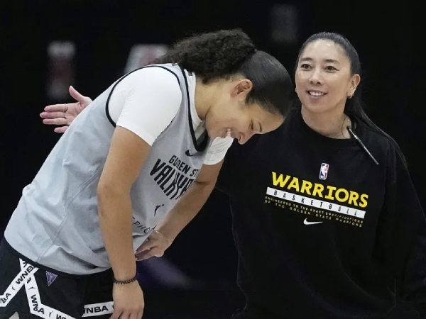 Pelatih WNBA Natalie Nakase Mencetak Sejarah Bersama Valkyries