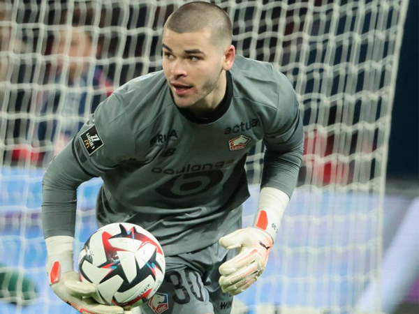 Villa dan MU Bersaing Dapatkan Kiper Terbaik Ligue 1, Lucas Chevalier