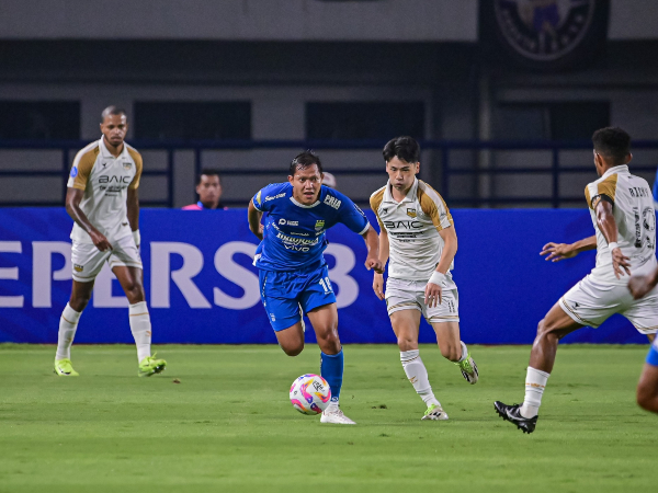 Gelandang Persib, Adam Alis