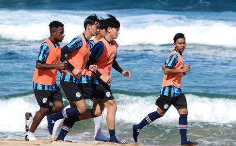 Arema FC Genjot Fisik Pemain dengan Berlatih di Pantai