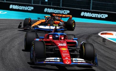 Carlos Sainz Merasa Media Melebih-lebihkan Dampak Upgrade Ferrari