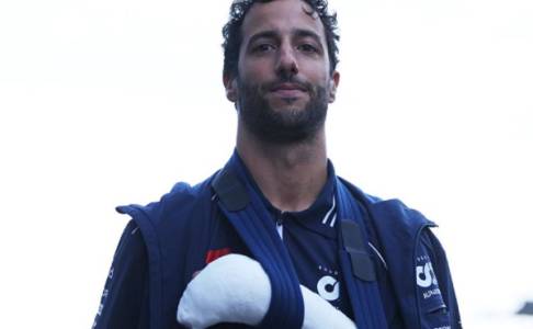 Daniel Ricciardo Harus Jalani Operasi Pada Patah Tangannya