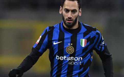 Inter Tegaskan Hakan Calhanoglu Hanya Dilepas dengan Harga yang Tepat