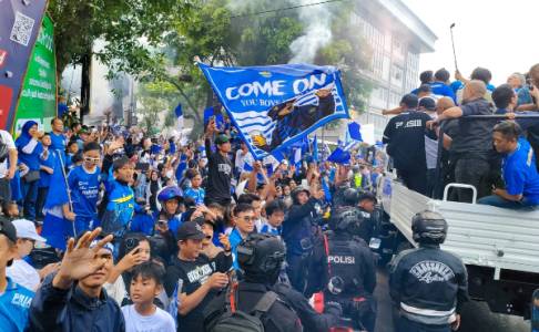 Kota Bandung Membiru, Ribuan Bobotoh Kawal Pawai Persib