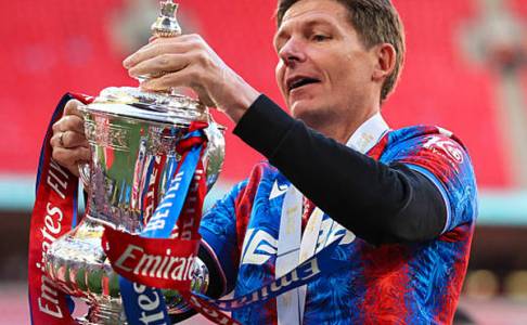 Oliver Glasner Persembahkan Trofi Bersejarah untuk Pendukung Crystal Palace